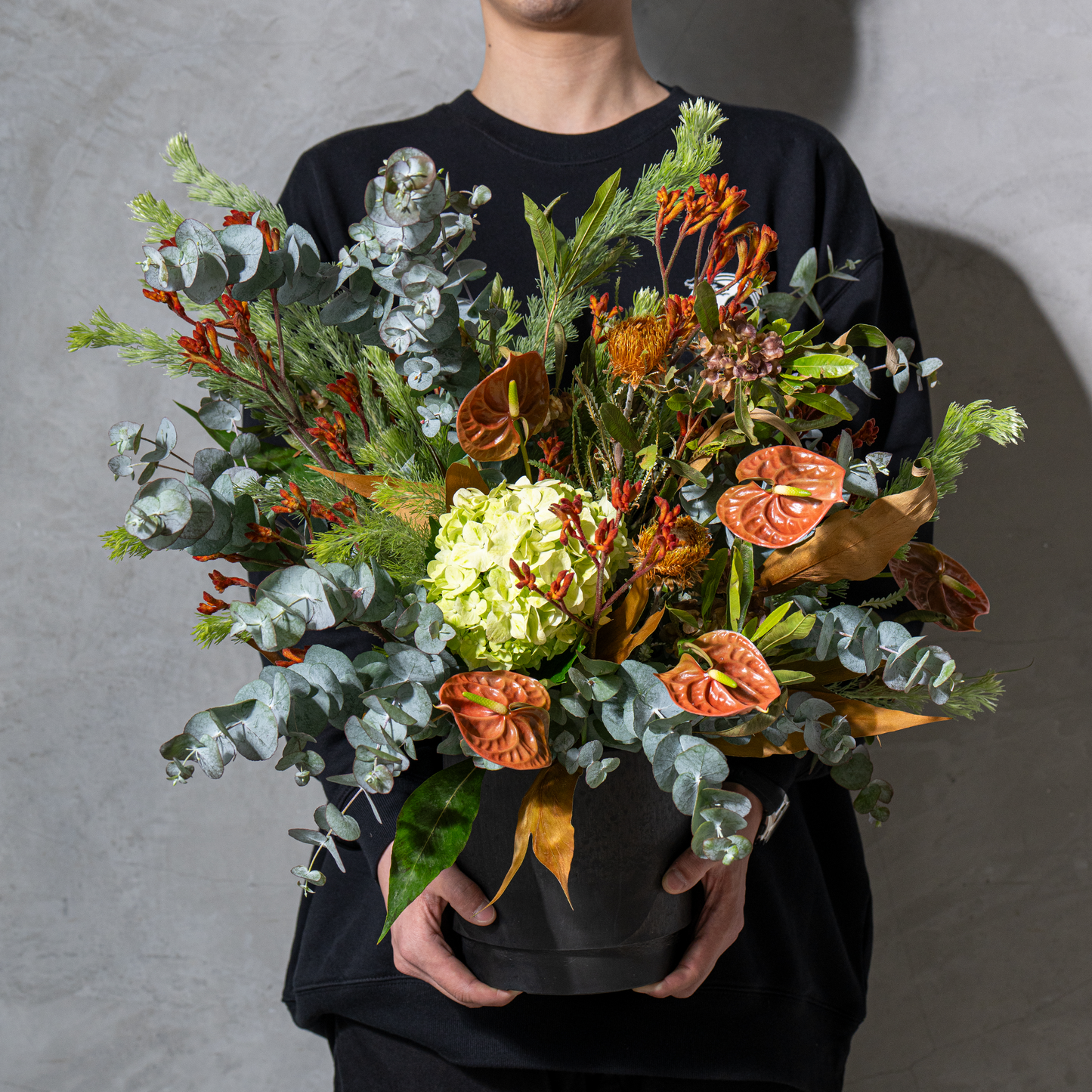 ラグジュアリーな空間を演出するテラコッタ×グリーンの大ぶりアレンジメント|Arrangement 06