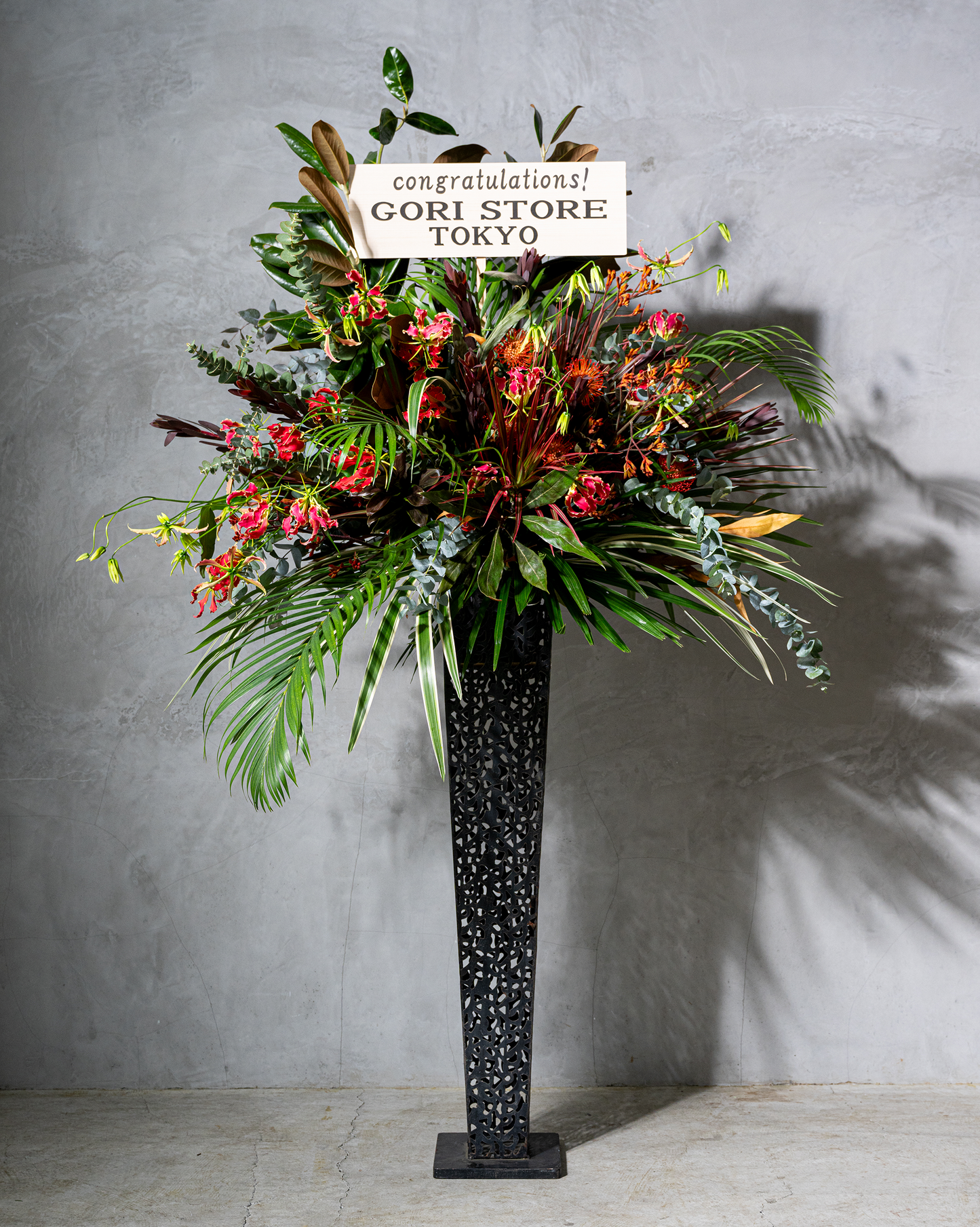 圧倒的な存在感と華やかさを誇るスタンド花|Stand 01(赤×グリーン)