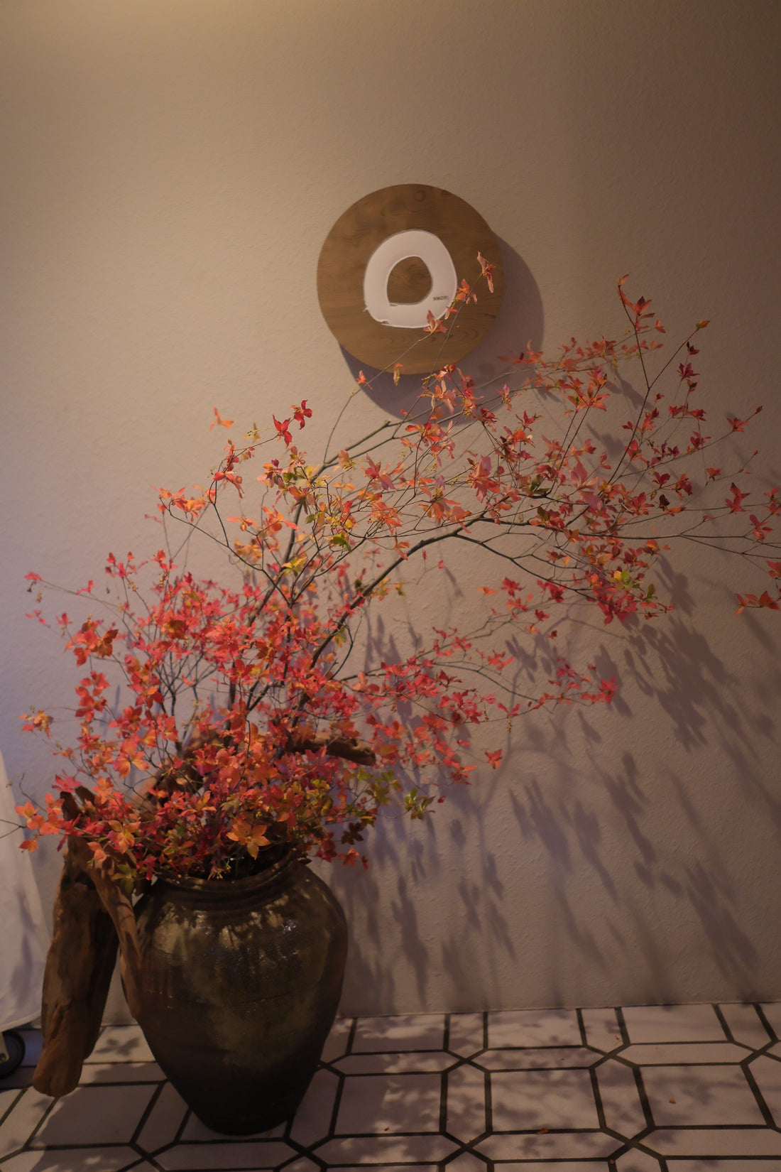 赤坂フレンチレストラン装花｜山採り紅葉ドウダンで魅せる季節の演出