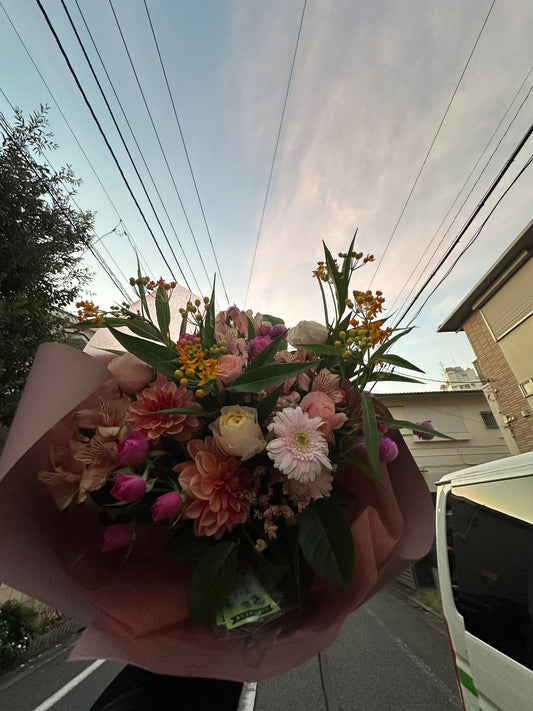 早朝の花束で祝う結婚記念日