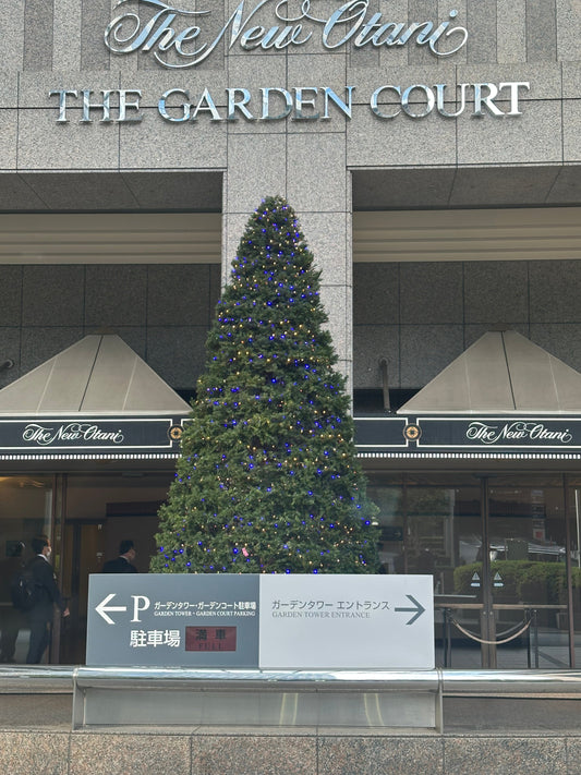 クリスマスツリーの季節、花屋の走り出す週のはじまり｜GORI日記