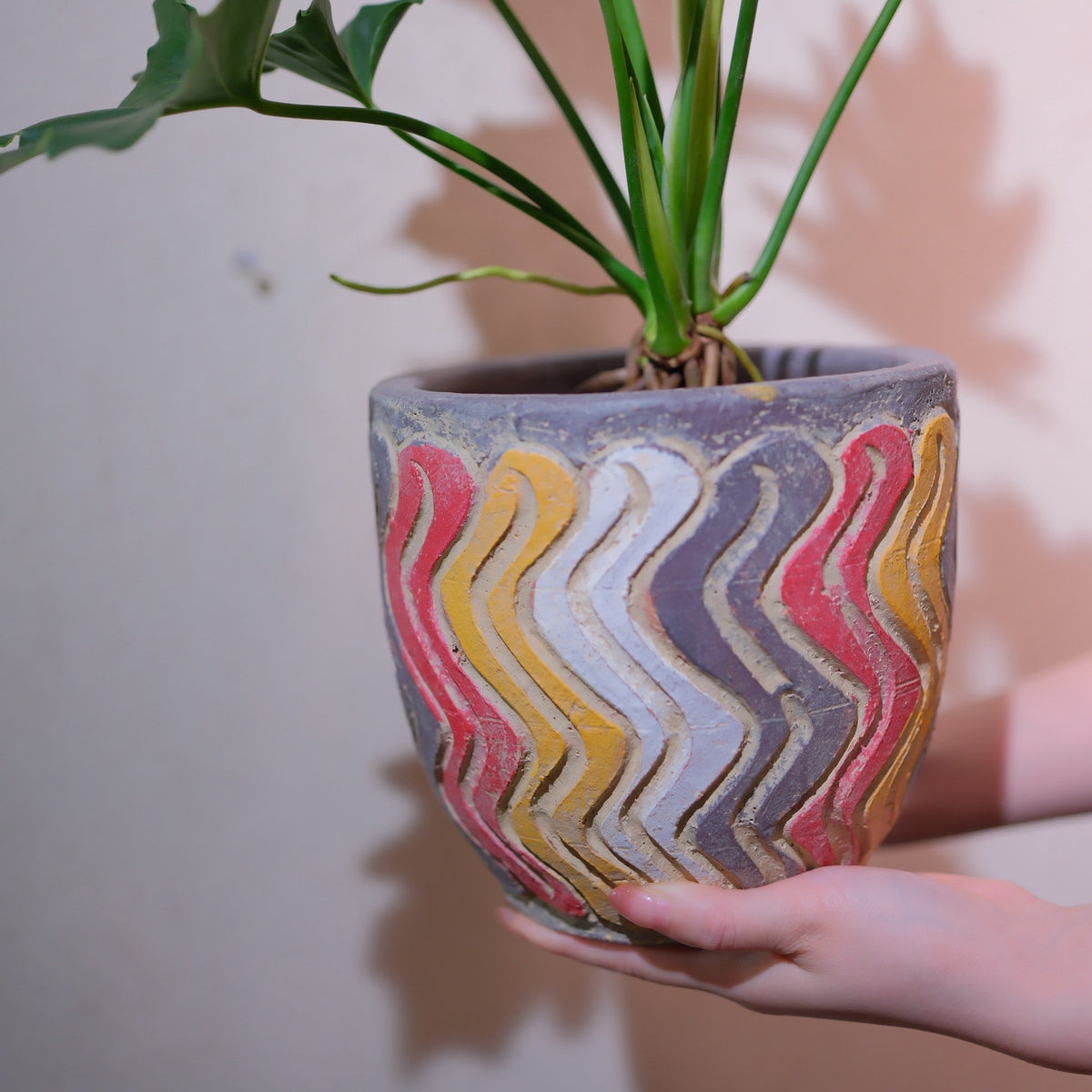 セロームの器のアップ 波打つラインと赤・イエロー・ホワイトの彩りのハンドメイド陶器鉢 GORI STORE TOKYO